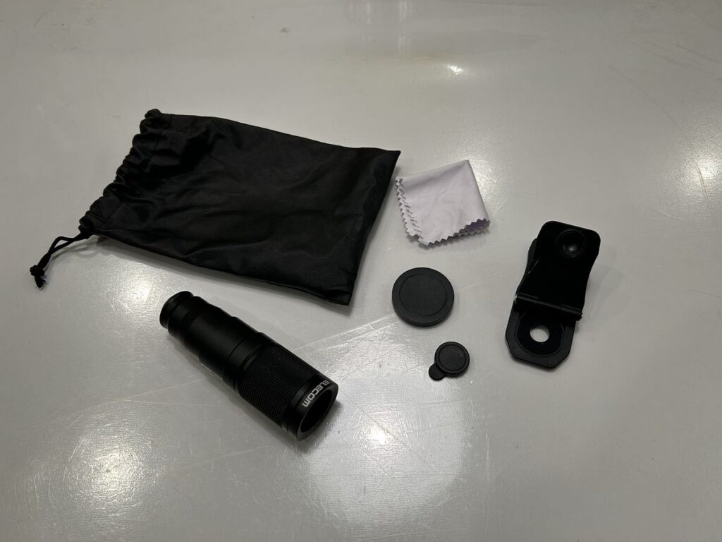 エレコム8倍スマホ望遠レンズ本体と付属アクセサリー