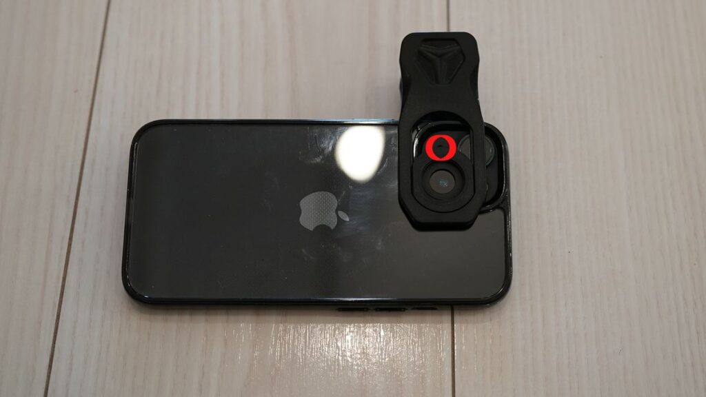 純正クリップで距離センサーが隠れていた状態で撮影した作例。 AFロックも併用していたため露出が固定され、窓以外が暗く落ちたシルエット写真になった。