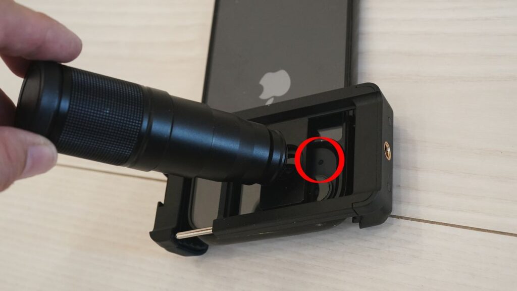 Apexel 17mm汎用アダプターでx8倍望遠レンズを装着し距離センサーを避けた状態