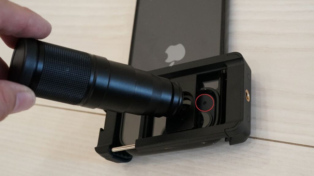 iPhoneにエレコム8倍望遠レンズをApexelアダプターで装着する様子 距離センサー位置