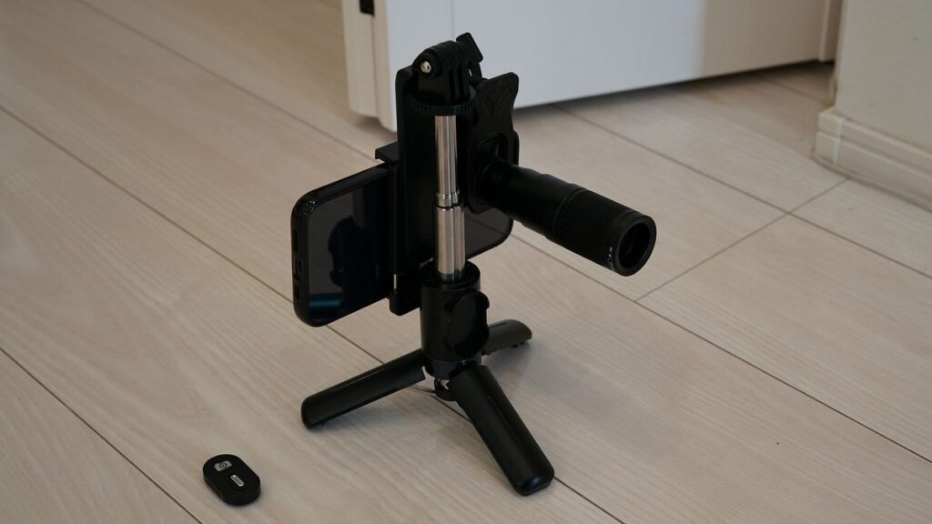 iPhoneにエレコム8望遠レンズと三脚を装着した室内セット