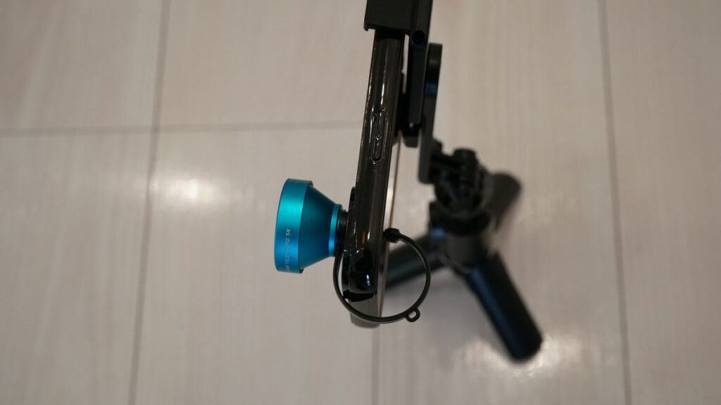 iPhone外付け望遠レンズx5 純正クリップの固定状態 真上から