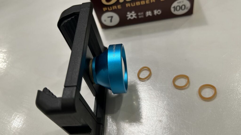 ゴムバンドで固定したポラロイドx5の装着状態